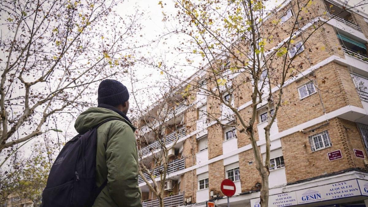 Una persona migrante 
camina por la avenida de Valdeolleros  en Córdoba capital.