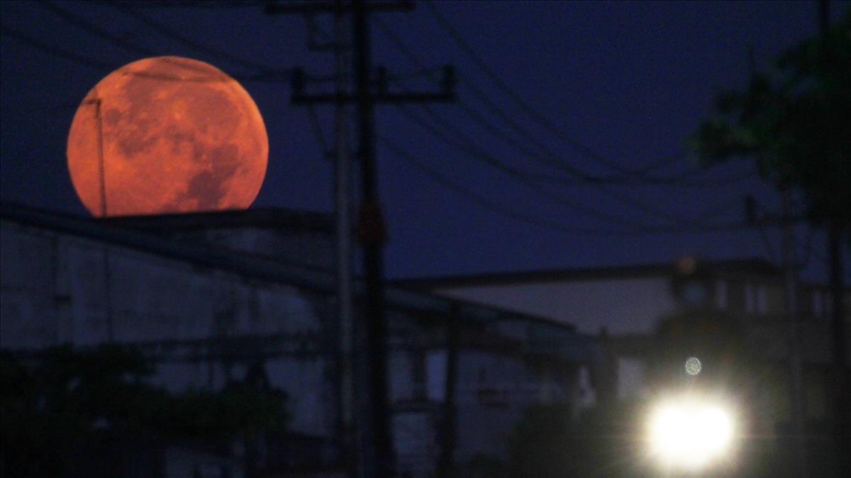 La superluna rosa, vista sobre la Isla Bintan, perteneciente al archipiélago indonesio de Riau, este martes.
