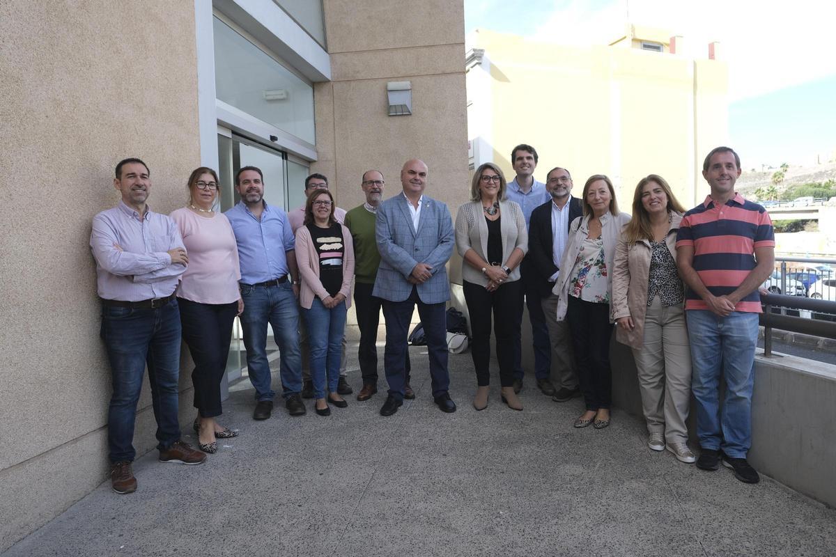 Gregorio Rodríguez (centro) con los miembros de su equipo tras presentar la candidatura a rector de la ULPGC en el Registro de la Universidad.