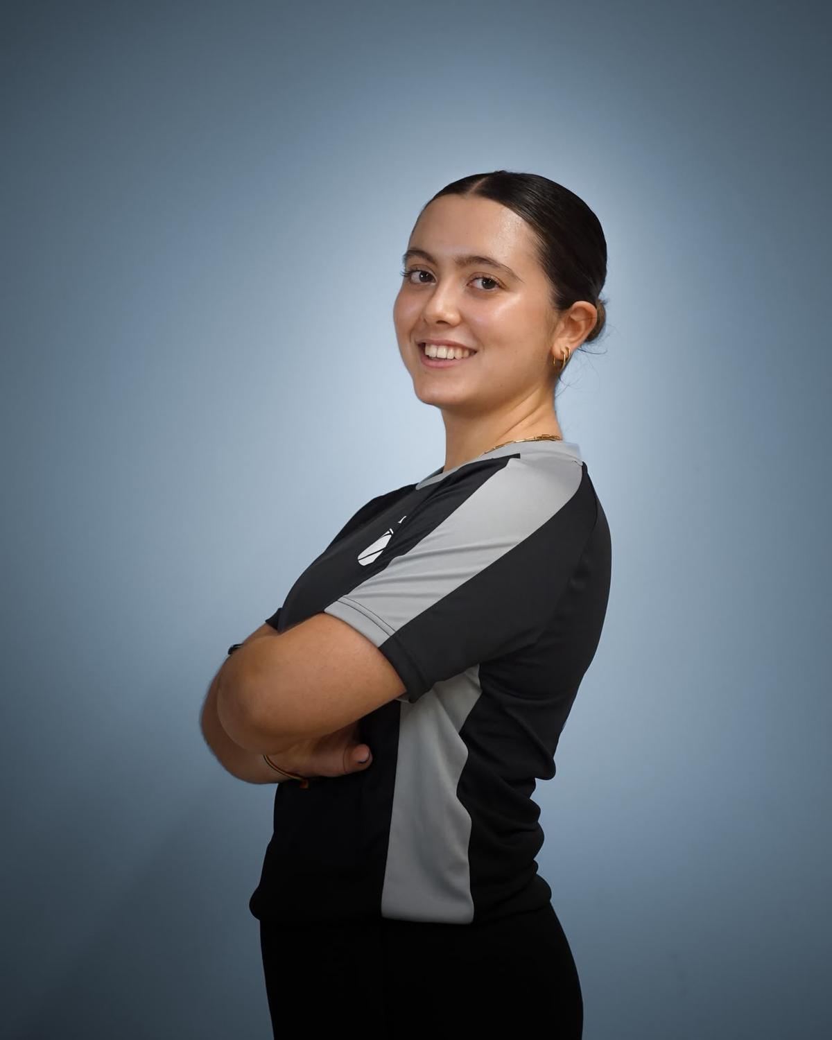 Natural de A Coruña y con tan solo 22 años, Paula Feliciani 'Feli' llega al club tras una brillante etapa de formación y crecimiento en el Club Voleibol Leganés