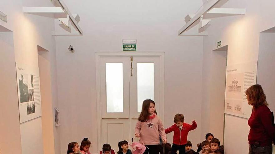 Un grupo de niños, observando a uno de los animales marinos del Acuario de Gijón.