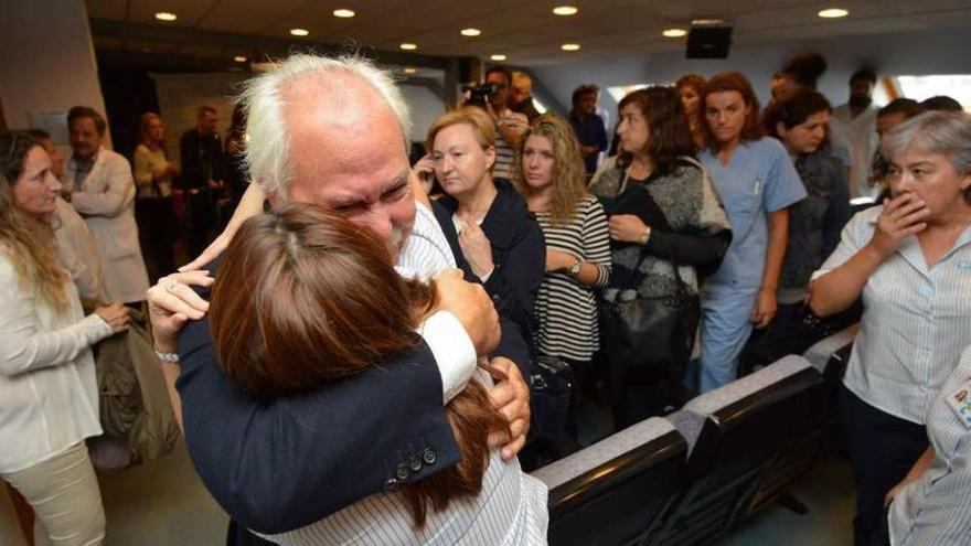 Rafael Domínguez abraza a una trabajadora en un día emotivo para los ya exdueños y la plantilla. // G. Santos