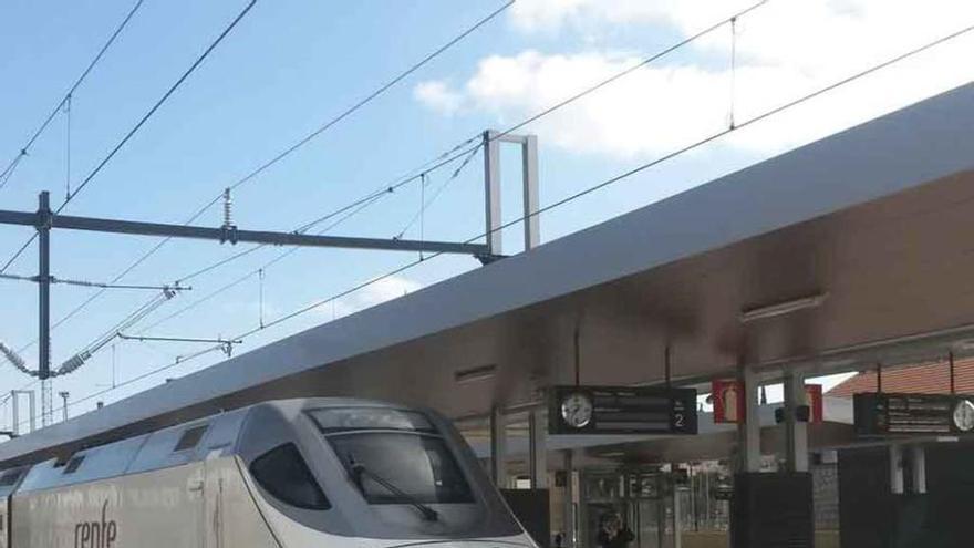 Un tren parado en la estación de Zamora.