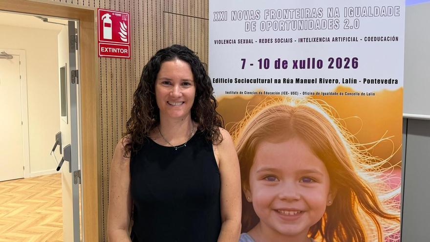 Caterina Canyelles en la sede del curso de igualdad de Lalín.