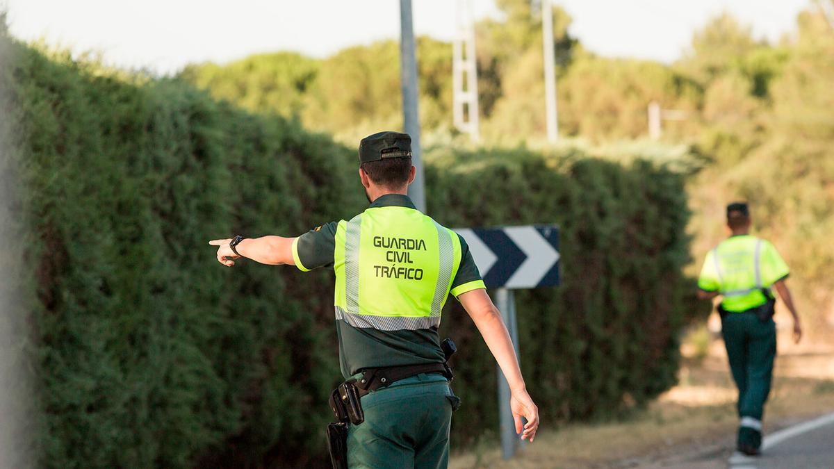 Llevar el móvil donde la salida del aire del coche: la Guardia Civil extrema la vigilancia con multa y 6 puntos de carnet