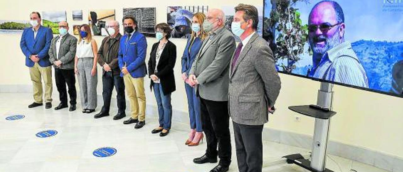 Foto de familia tras la apertura de la muestra, ayer, en el Parlamento de Canarias. | | LP / DLP