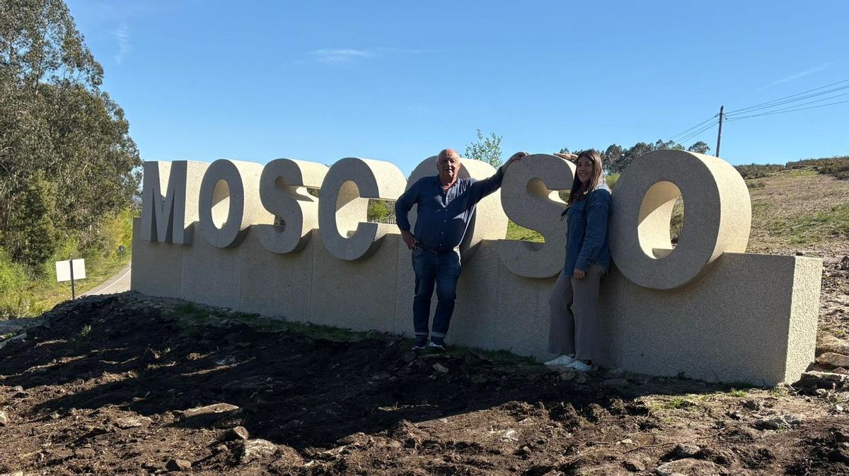 Los ediles del PP Elisa Nogueira y Andrés Iglesias, junto a la escultura del nombre de Moscoso con «s».
