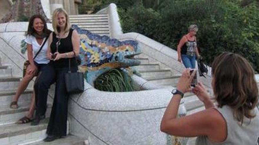 Un grupo de turistas disfrutan de las obras de Gaudí en Barcelona.