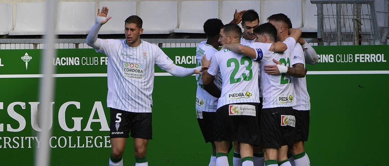 Los jugadores del Córdoba CF celebran el gol anotado ante el Racing de Ferrol en A Malata.