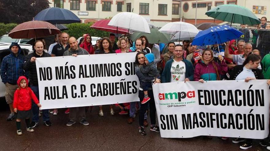 La protesta, ayer, a las puertas del colegio Cabueñes.