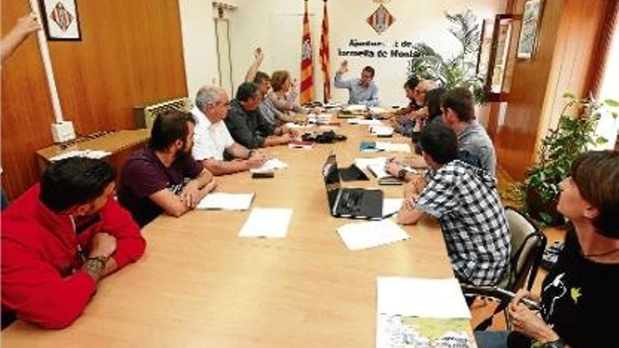 L&#039;alcalde i dos regidors de CiU voten a favor de la celebració de les vaquetes en la junta de govern d&#039;ahir, en presència d&#039;ERC-Junts, Jordi Colomí (UPM), Robert Huertas (CUP) i membres del Pacma i la Penya San Marcos.