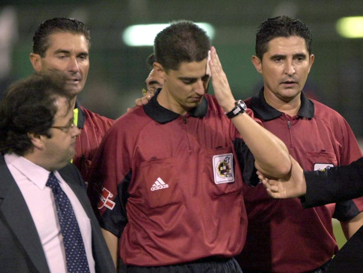 Jesús Téllez va suspendre el Castelló-València després de rebre l'impacte d'una bateria de mòbil.