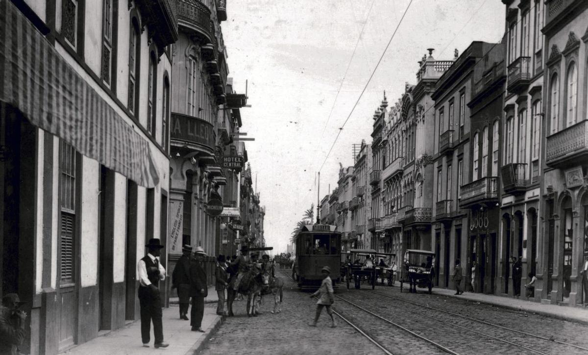 La calle Triana con el Hotel Central a la izquierda. | FEDAC