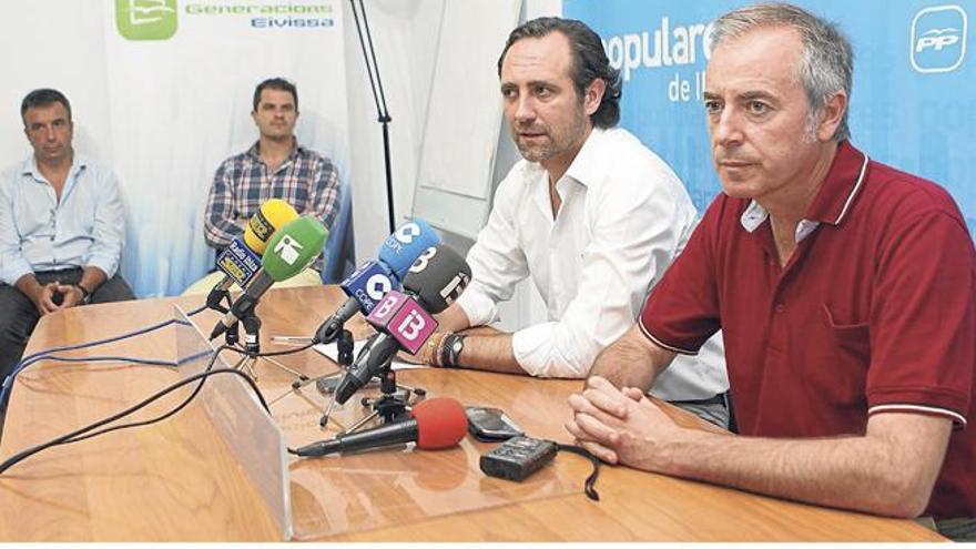 José Ramón Bauzá y Vicent Serra anuncian, ya de madrugada, las decisiones adoptadas por la dirección del PP.