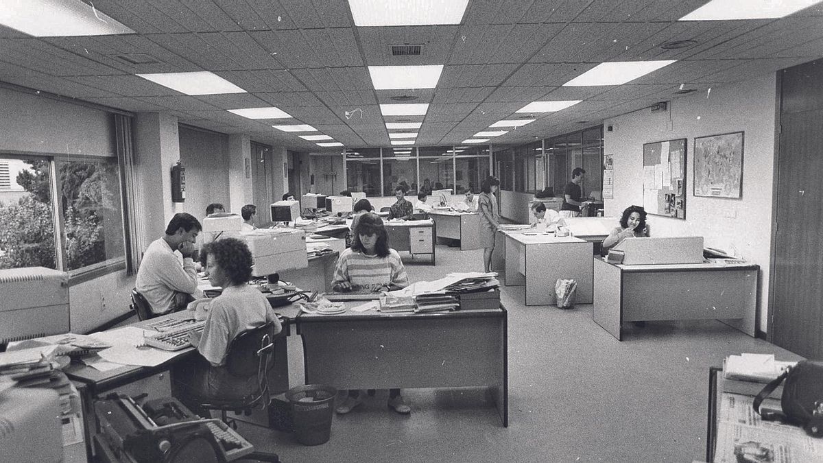 Redacción de Diario CÓRDOBA a finales de los años 80, en la Torrecilla. En la gran cabina acristalada del fondo se preservaba el ordenador ATEX..jpg