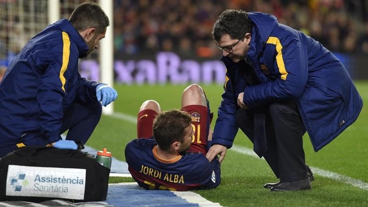 Jordi Alba es atendido tras su lesión muscular por el doctor Ricard Pruna (derecha).
