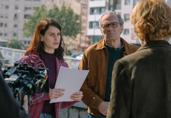 Milena Smit y José Coronado en la serie 'La chica de nieve'