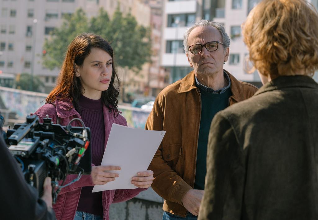 Milena Smit (Miren) y José Coronado (Eduardo) en un fotograma de la serie 'La chica de nieve'.