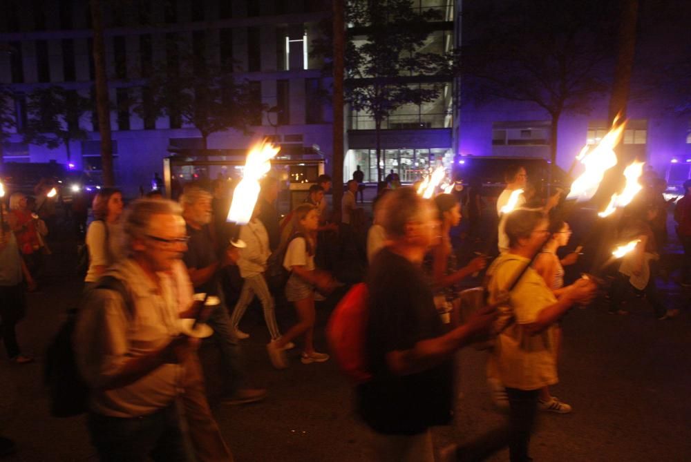 Marxa de torxes a Girona per commemorar el segon aniversari del referèndum de l'1-O