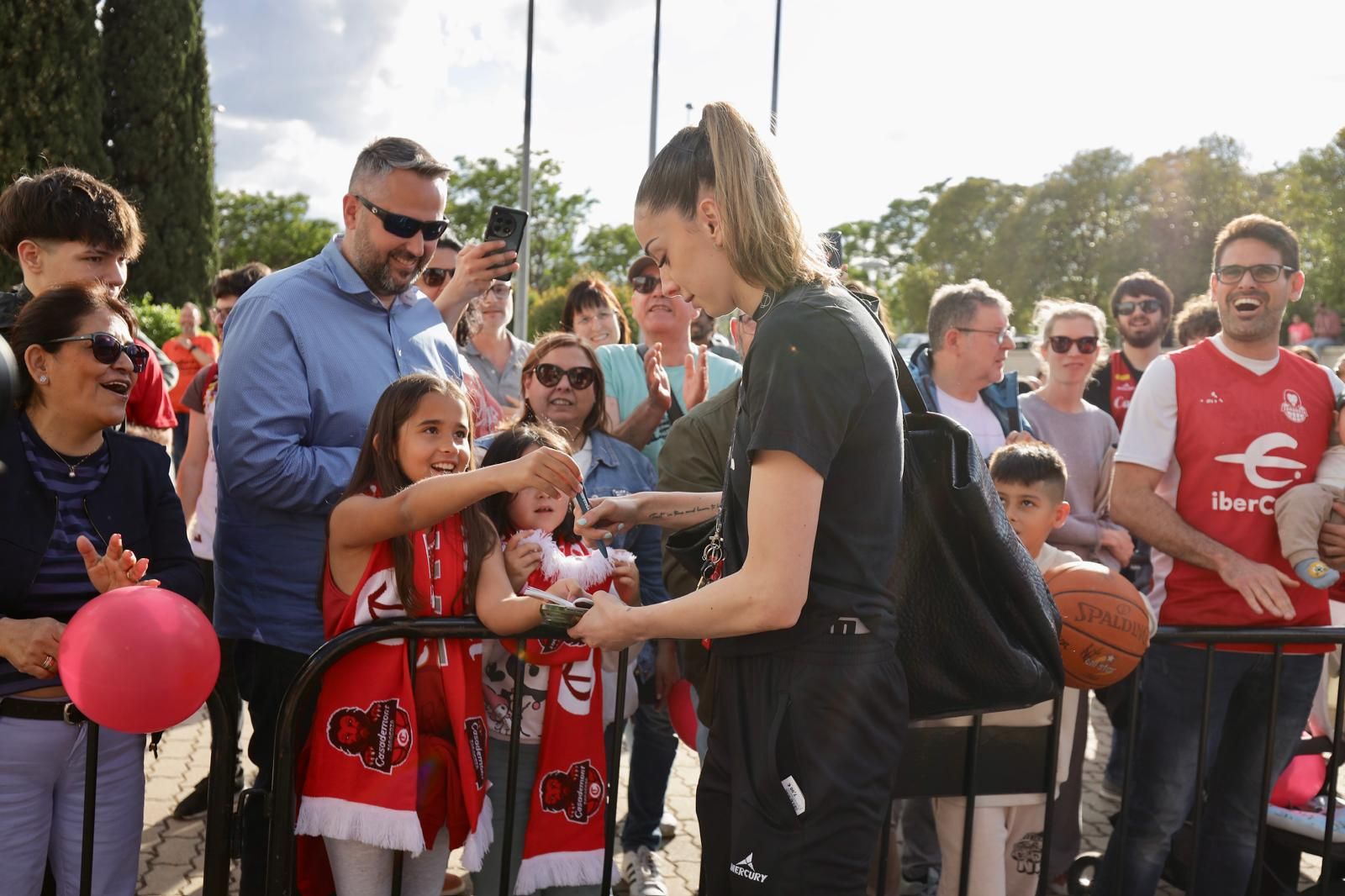 En imágenes | Así ha sido el recibimiento de las jugadoras del Casademont Zaragoza a su llegada al Príncipe Felipe