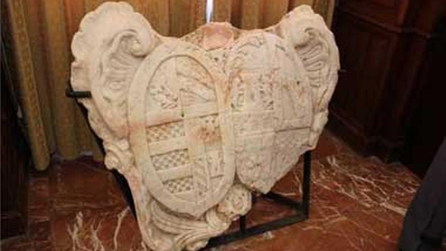 Badajoz recupera un escudo heráldico del siglo XVIII