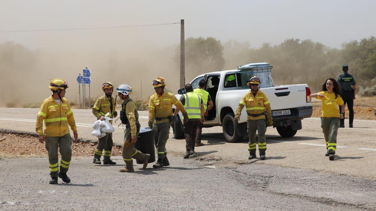 Los equipos de emergencia.