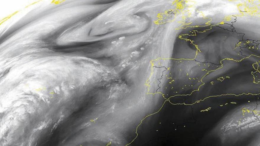 Una tormenta que tocará de refilón a Galicia  |  La tormenta &quot;Caroline&quot; se dirige de lleno hacia las Islas Británicas y, aunque el grueso esquivará Galicia, dejará algunas precipitaciones en la costa ya desde esta madrugada. Las precipitaciones se extenderán hoy al resto de la comunidad y serán de &quot;intensidad moderada&quot; al llegar la noche, según Meteogalicia. A partir de mañana irán remitiendo las lluvias pero en la noche del sábado al domingo volverán y se mantendrán al menos hasta el jueves de la próxima semana. A pesar de que serán persistentes, la Xunta ya vaticinó que no serán suficientes para resolver los déficits de agua.