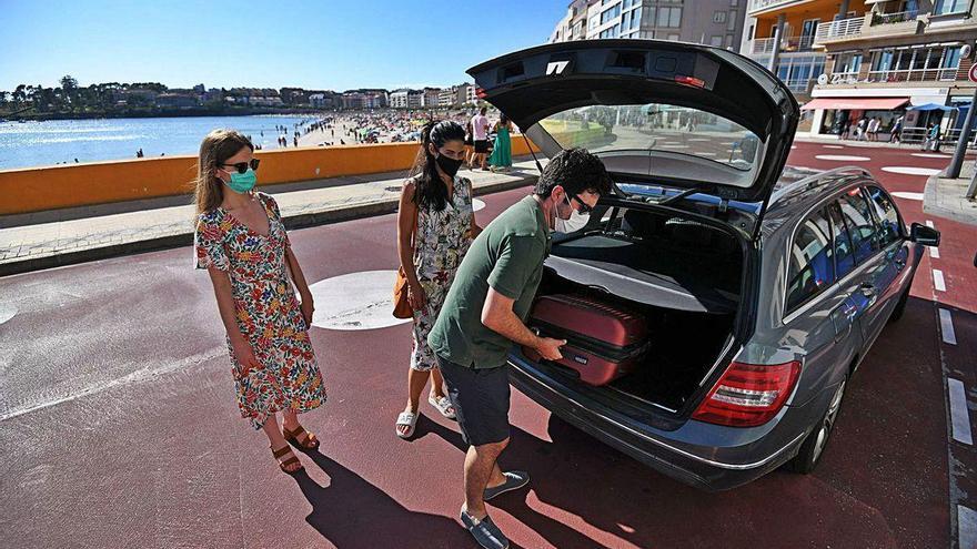 Un grupo de visitantes en Sanxenxo en agosto pasado.