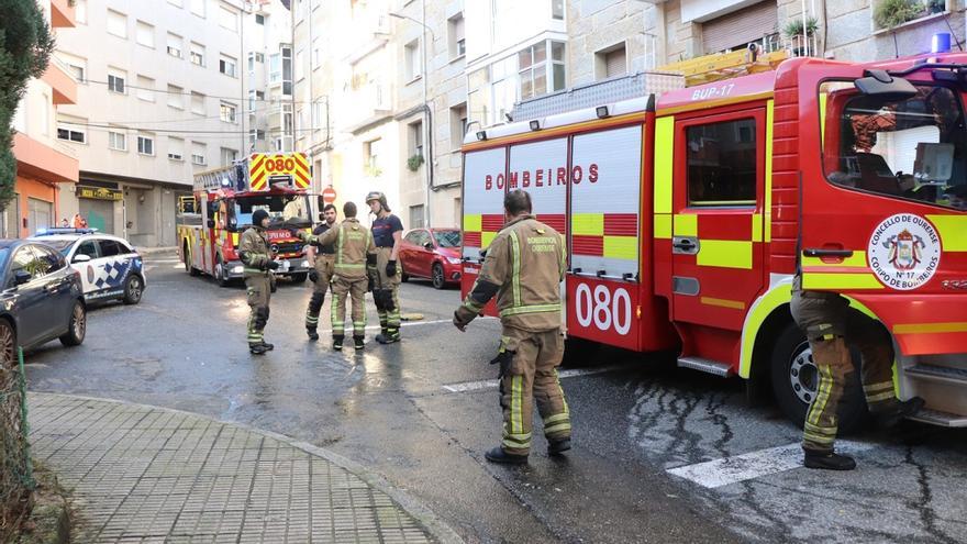 Los bomberos sofocan un incendio en una vivienda de Ourense