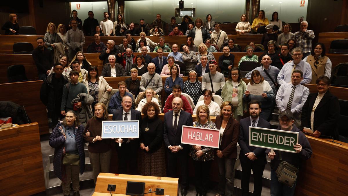 La Junta General acoge el acto de inauguración, en el salón Europa, de la exposición de arte inclusivo ¿Te acuerdas de esta?, organizada por la Fundación Asturiana de Atención y Protección a Personas con Discapacidades y/o Dependencias (Fasad). Intervienen el presidente de la Junta General, Juan Cofiño; la consejera de Derechos Sociales y Bienestar, Marta del Arco; el gerente de la Fundación Fasad, Gonzalo González Espina, y el decano de la Facultad de Formación del Profesorado y Educación de la Universidad de Oviedo, Celestino Rodríguez. A continuación, sobre las 12:15 horas, en el Hemiciclo del Parlamento asturiano tendrá lugar un pleno inclusivo en el que participan 27 representantes de los centros Fasad y 4 alumnos y alumnas con discapacidad intelectual, del desarrollo y/o del espectro autista, entre 18 y 30 años, de un título propio de la Universidad de Oviedo denominado "Fuerza en la Diversidad: Apoyo a la dinamización social y cultural", como “diputados y diputadas” por un día