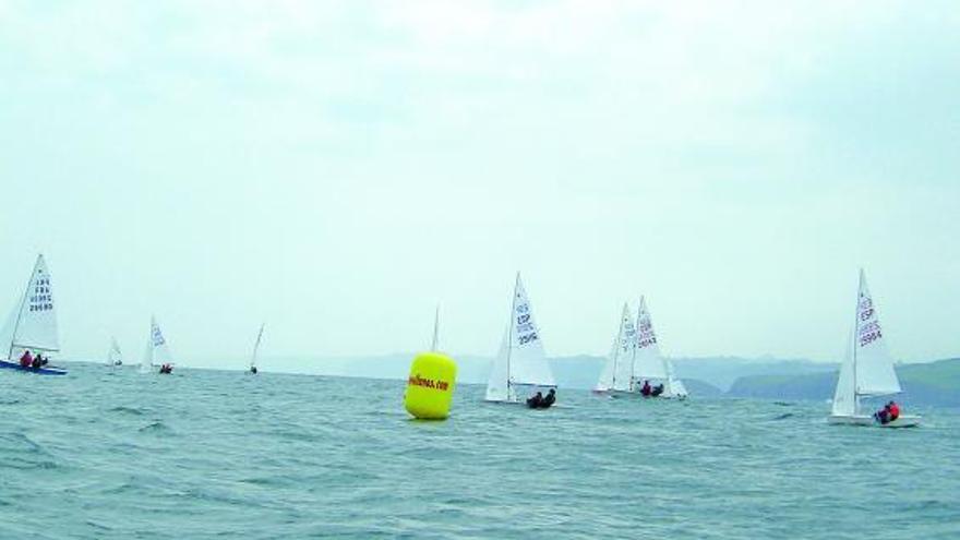 Los barcos, durante la travesía de ayer.