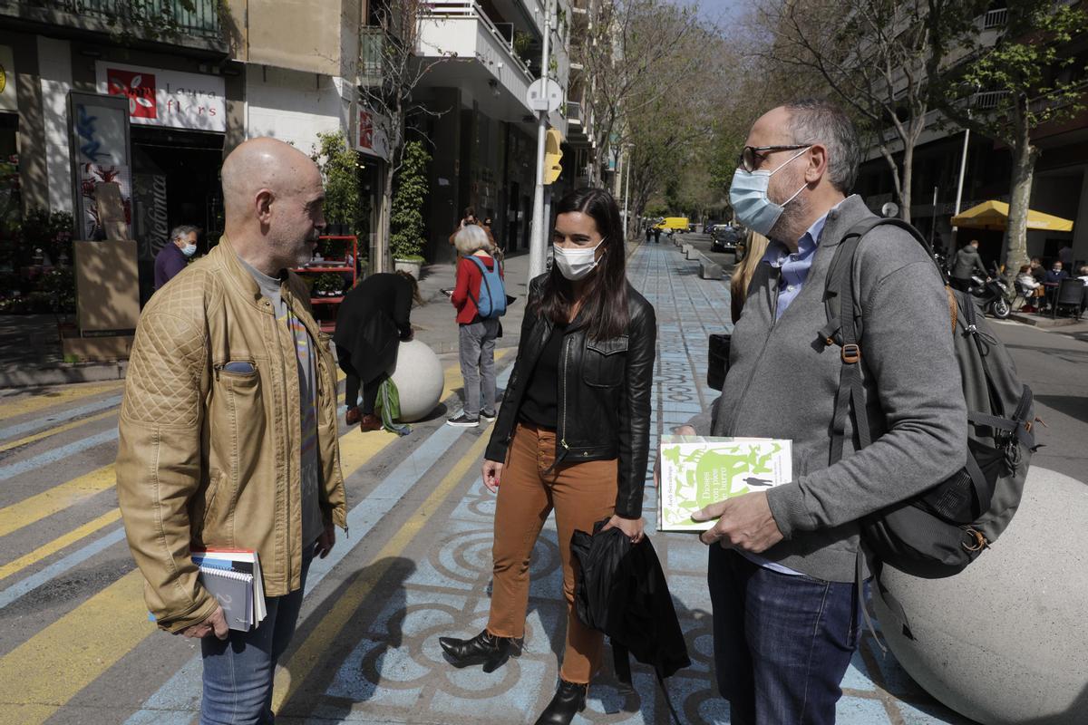 Albert Soler, Eva Arderius y Jordi Serrallonga en los preparativos de la foto de escritores de EL PERIÓDICO por Sant Jordi