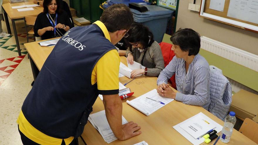 Un trabajador de Correos hace entrega de los votos por correo