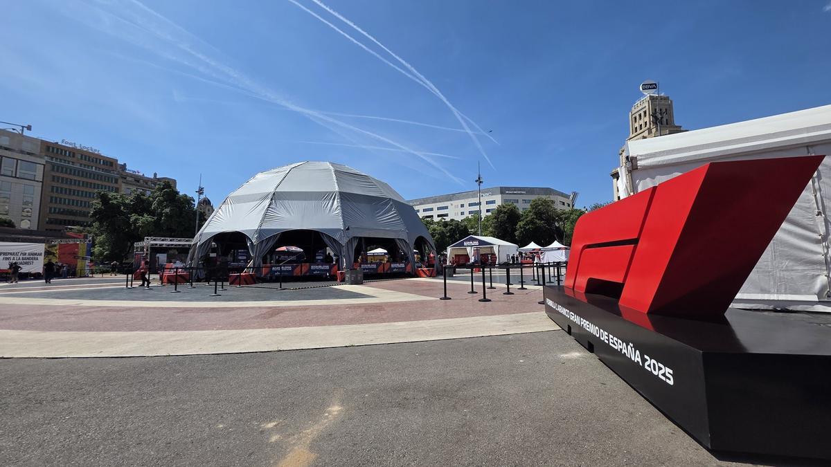 Imagen de la village de la F1 en plaza Catalunya