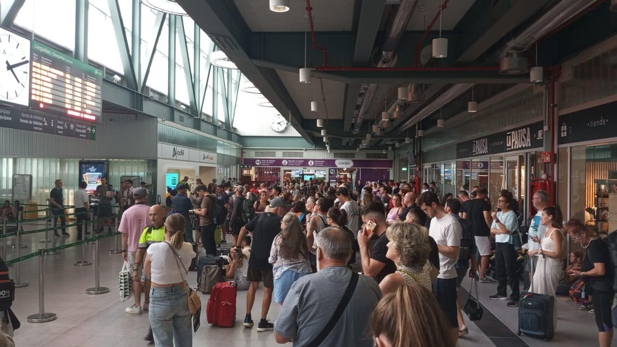 Pasajeros en la estación de Santiago tras la suspensión de la circulación hacia Ourense y Madrid