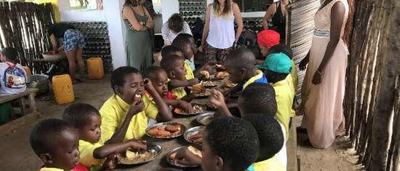La fiesta de fin de curso en el comedor de Twashukuru School