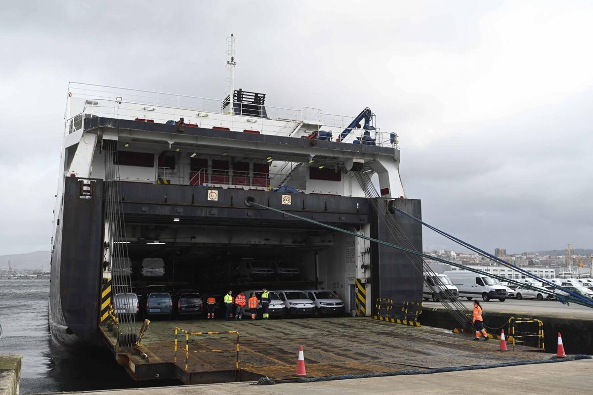 Carga de vehículos en la terminal de Bouzas.