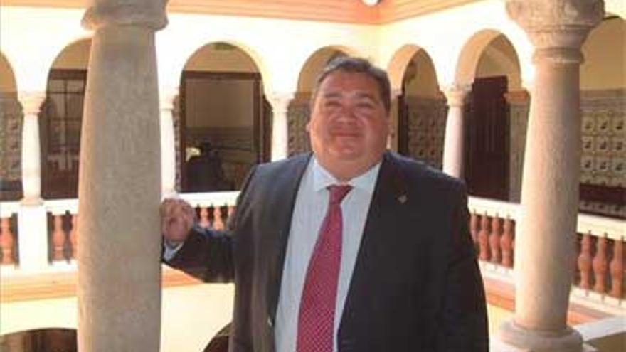El alcalde de Almendralejo remodela su equipo de gobierno