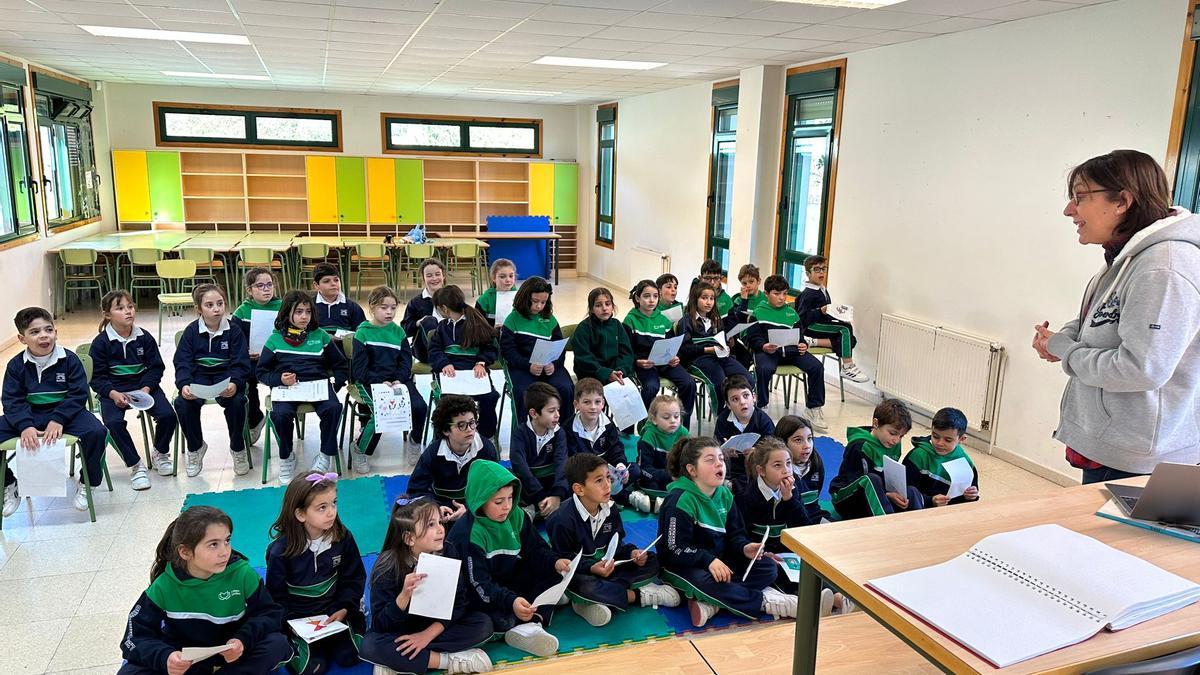 Durante su visita al Colegio Barreiro, Eva Mejuto propuso crear una historia entre todos: “Les hizo mucha ilusión y se lo pasaron genial”.