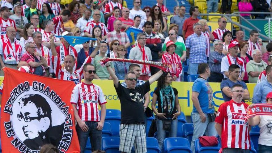 Aficionados del Sporting animan al equipo en las gradas del Estadio Gran Canaria.