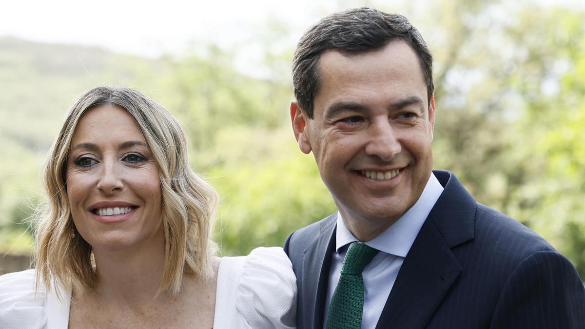 La presidenta de Extremadura, María Guardiola, con el presidente en funciones de Andalucía, Juanma Moreno, a su llegada al acto de entrega del XIX Premio Europeo Carlos V en el Monasterio de San Jerónimo de Yuste.