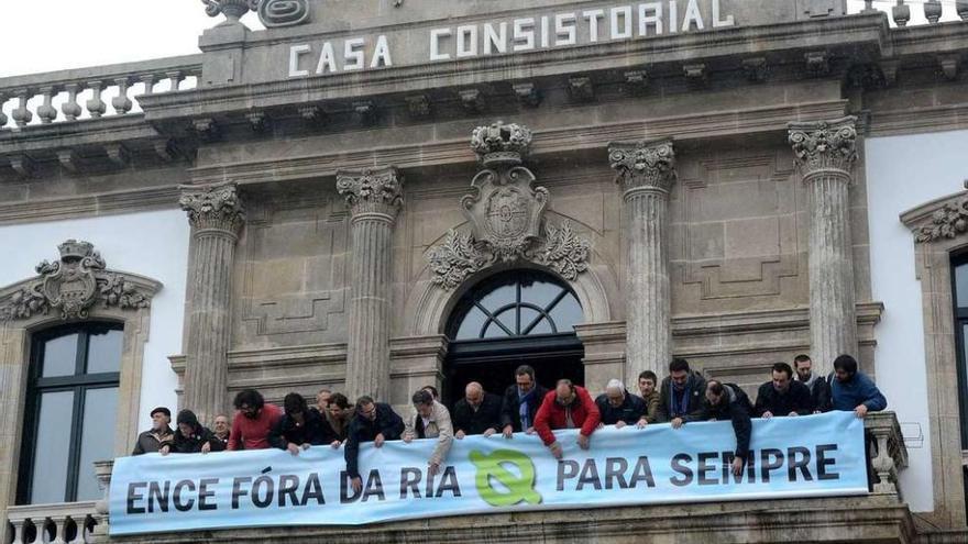 Ceremonia de colocación de la pancarta en la fachada de la sede municipal de la plaza de España. // Rafa Vázquez