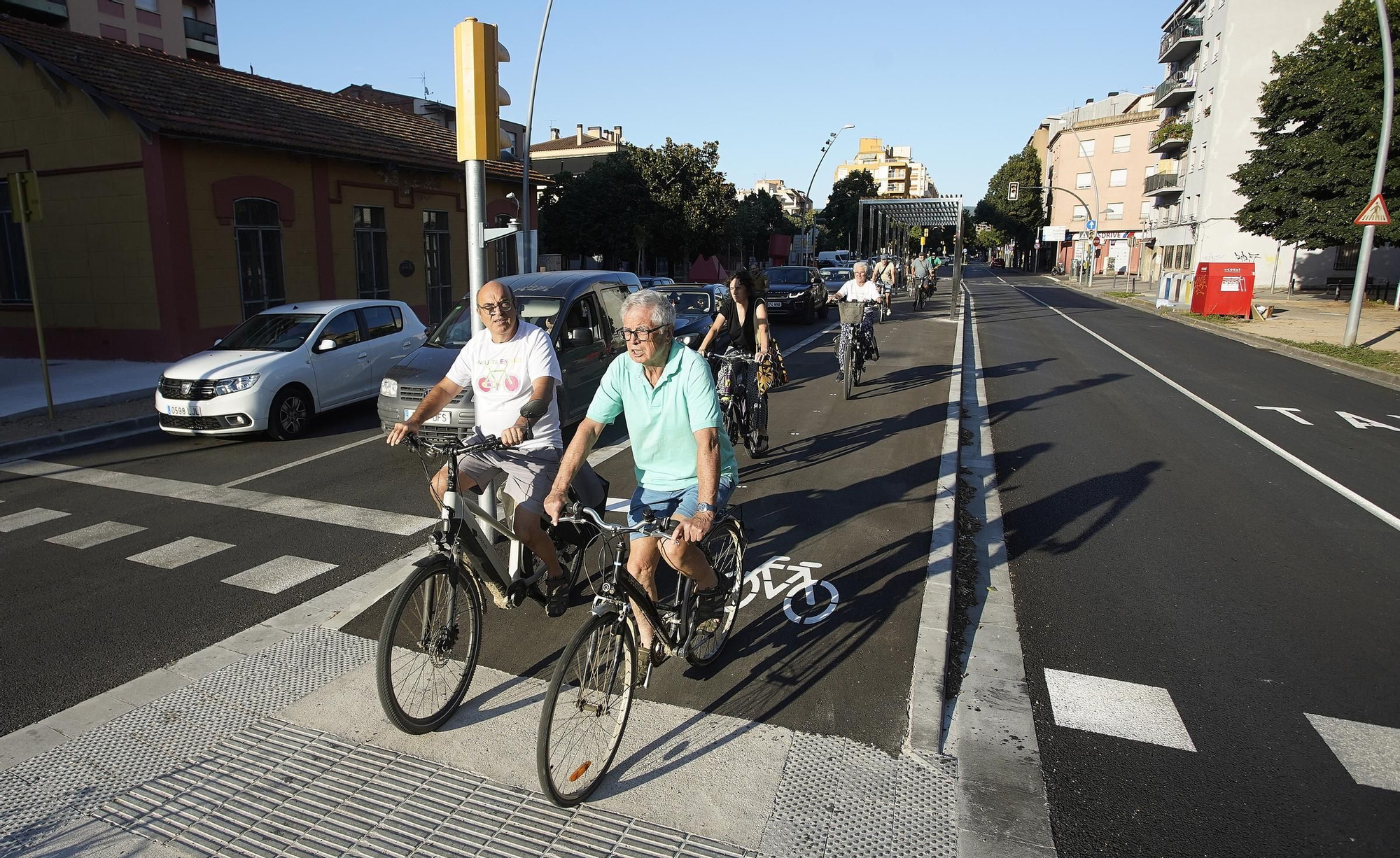 Les fotos de la visita de diverses entitats al nou carril bici entre Girona i Salt