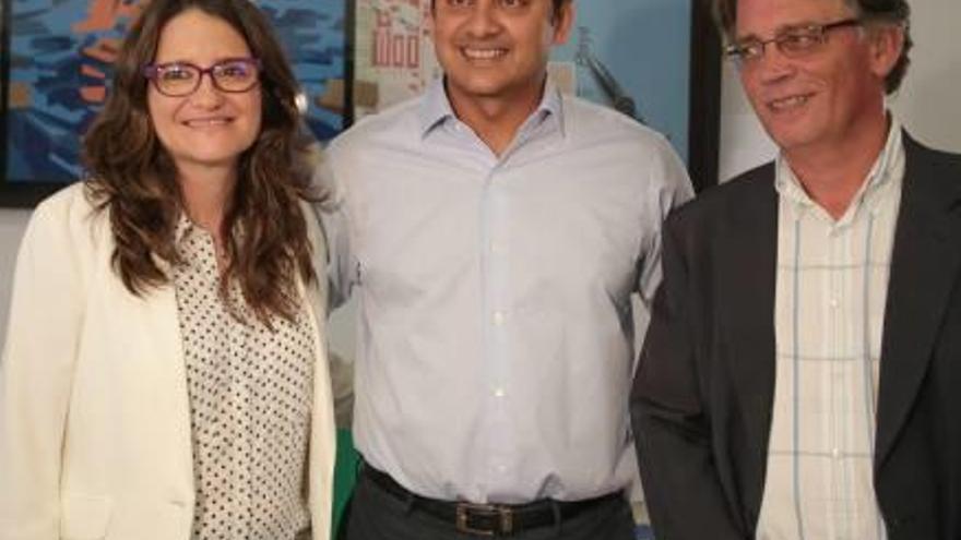 Mónica Oltra, Anil Murthy y Josep Miquel Moya, ayer antes de la reunión .