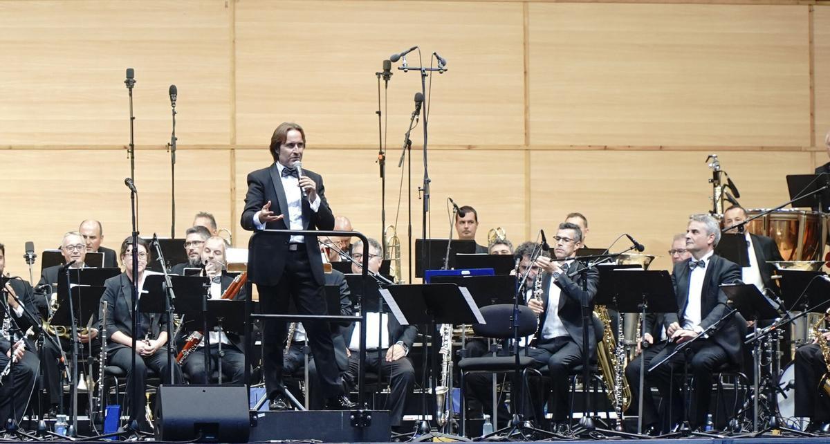 Bajo la batuta del director alicantino Juan Miguel Romero Llopis, la Banda Municipal ofreció un repertorio basado en bandas sonoras de películas. Bajo la batuta del director alicantino Juan Miguel Romero Llopis, la Banda Municipal ofreció un repertorio basado en bandas sonoras de películas.