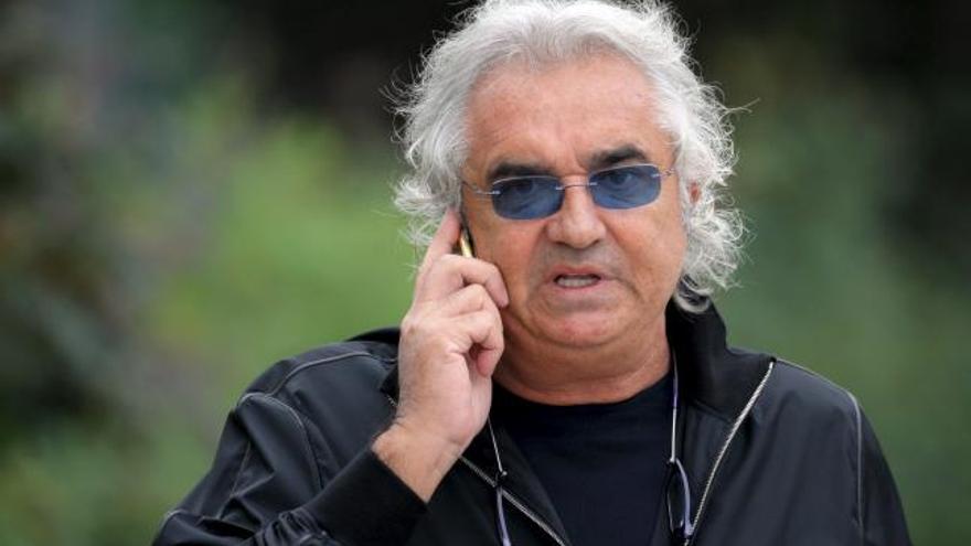 El italiano Flavio Briatore, director de la Escudería Renault F1, arriba al Circuito Internacional de Shanghai.