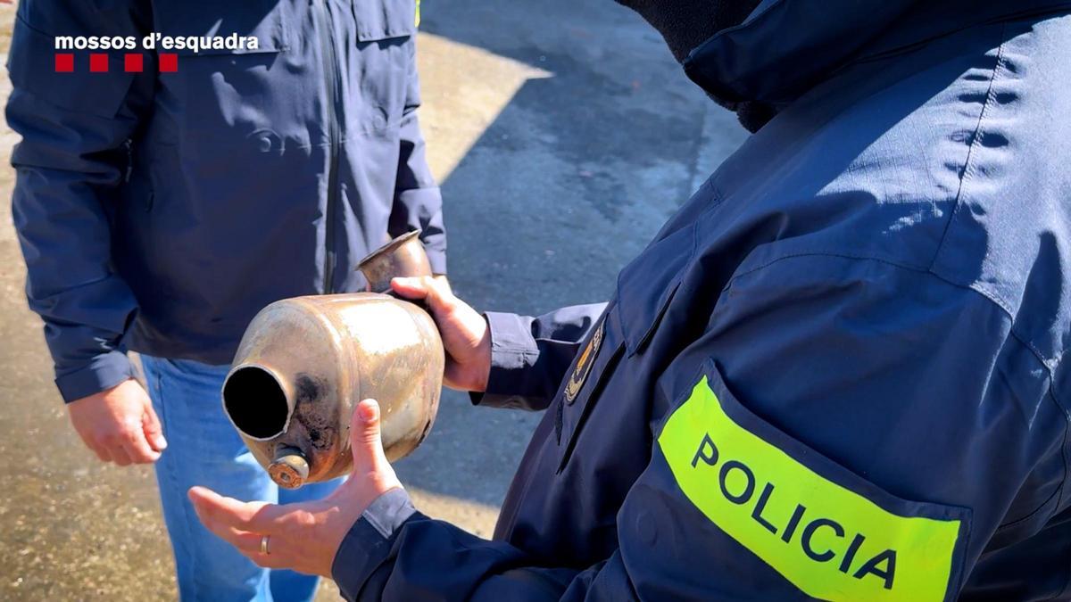 Les imatges dels catalitzadors robats i localitzats durant una investigació dels Mossos