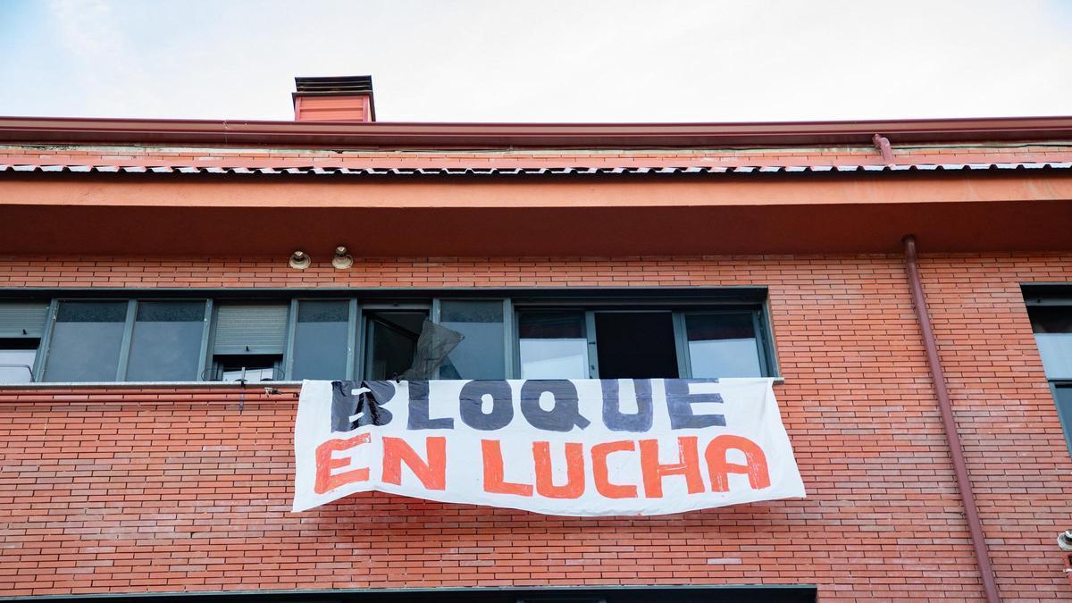 Pancarta colgada durante un desahucio.