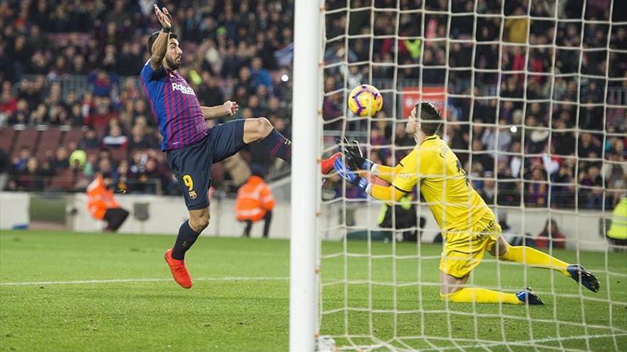 Dembélé y Leo Messi cocinan una victoria polémica del Barcelona