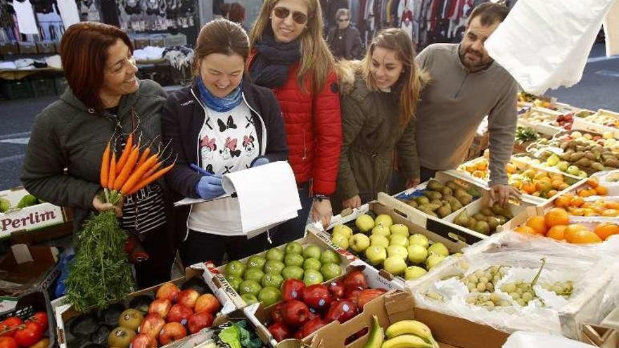 Un momento de la recogida de firmas en el mercadillo. // Jose Lores